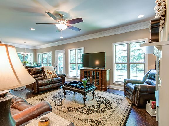 5th image of 296 White Oak Dr