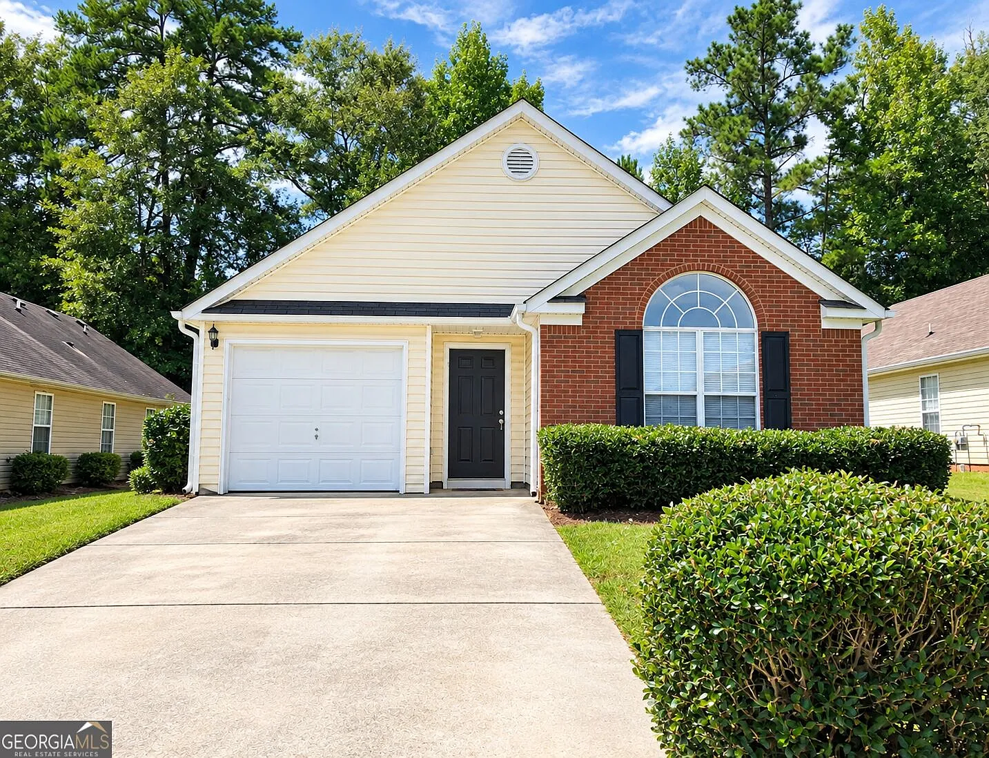 3 bed, 2.0 bath, 1318 sqft, $2,200 — Photo 1