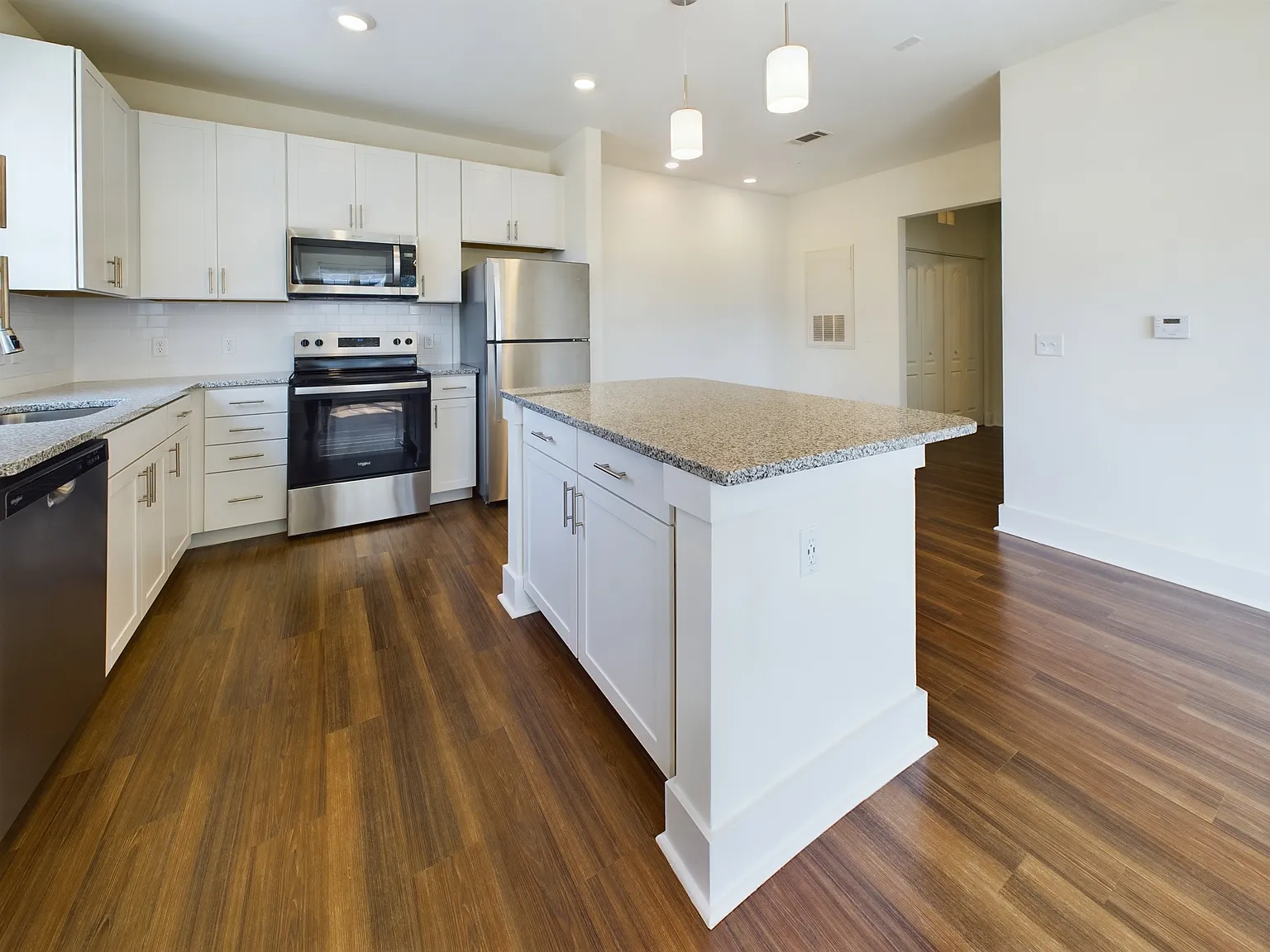 1 bed, 874 sqft, $2,049 — Photo 4