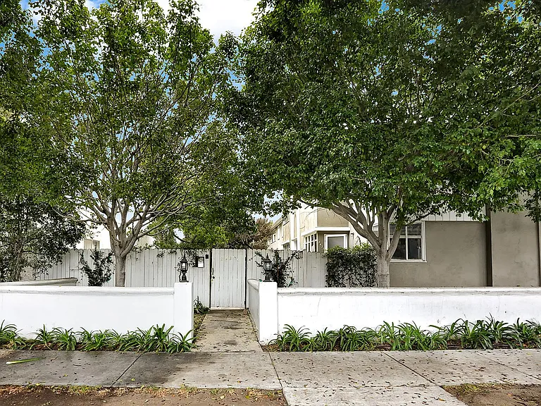 2427 Centinela Ave #G — Photo 16