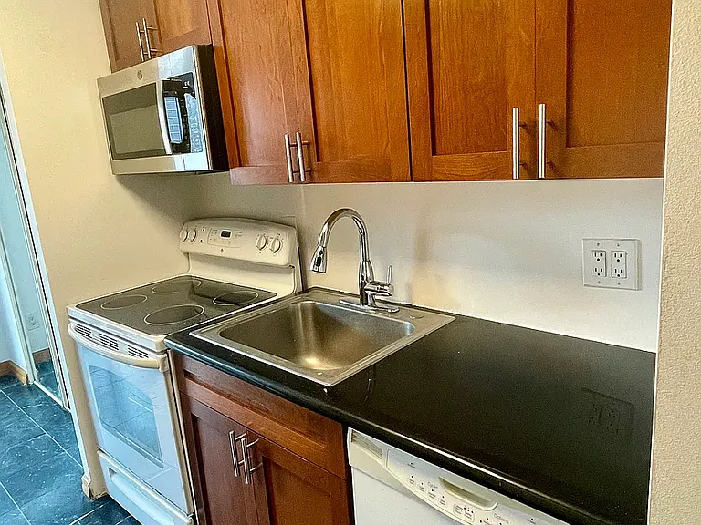 370 W 30th St #12A — Photo 3