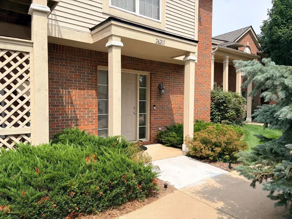 26201 Chesapeake Cir, Walled Lake, MI 48390
