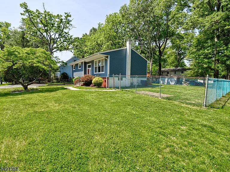 50 Auburn Rd — Photo 33
