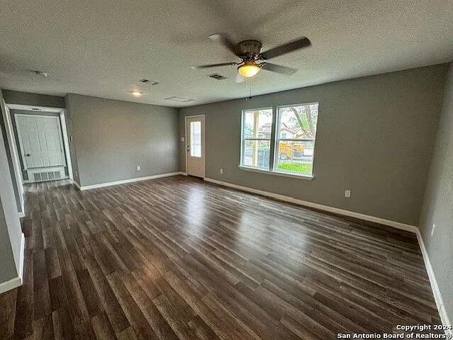 3 bed, 2.0 bath, 1676 sqft, $1,495 — Photo 2
