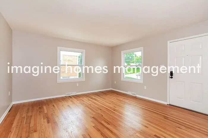 10685 Plainfield Rd — Photo 3