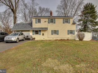 8 Rambler Ln, Levittown, PA 19055