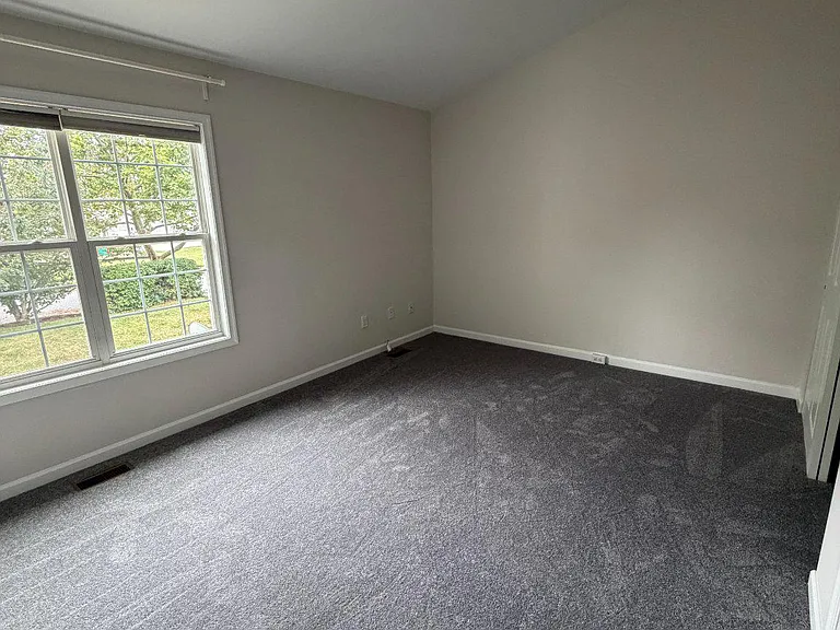 310 Lancaster Sq — Photo 9