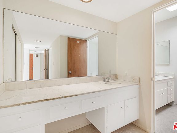 4th image of 1539 N Laurel Ave #16