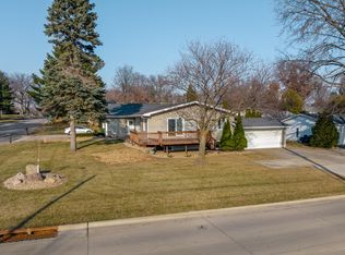 318 Highland Dr, Cedar Falls, IA 50613