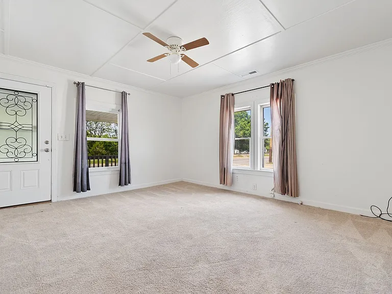 706 N White St — Photo 3