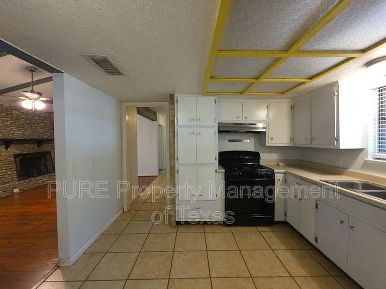 3000 Lakeside Dr — Photo 16