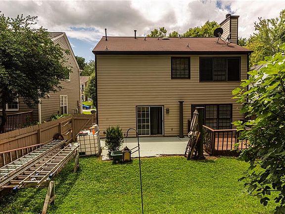 2nd image of 1051 Lulworth Ln