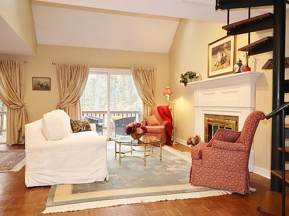 5th image of 6 Bates Ln #19