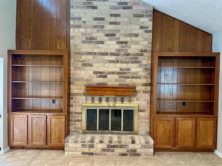 2711 Colony Dr — Photo 5