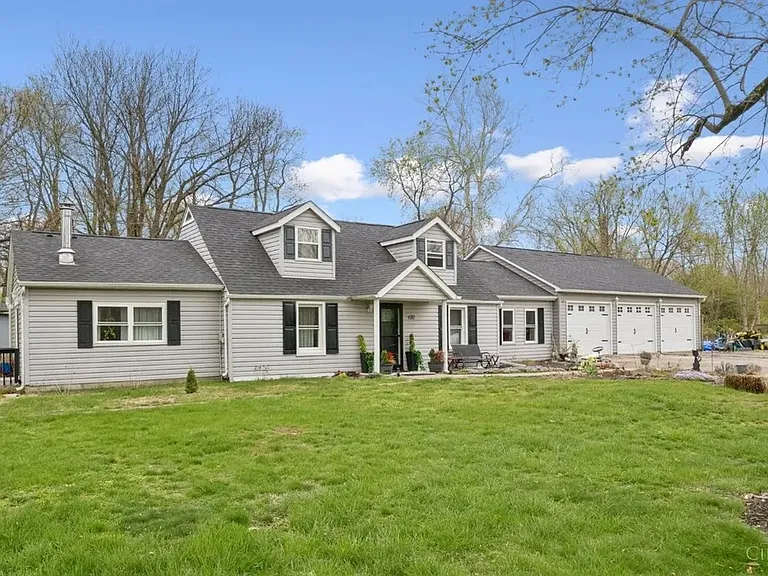 670 Davis Ln — Photo 1