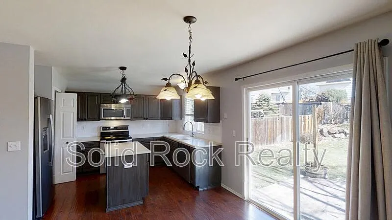 4 bed, 3.5 bath, 2296 sqft, $2,500 — Photo 2
