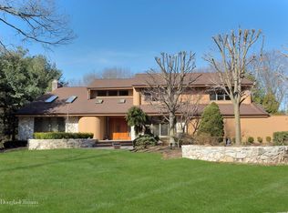 28 Greenwood Ln, Woodbury, NY 11797