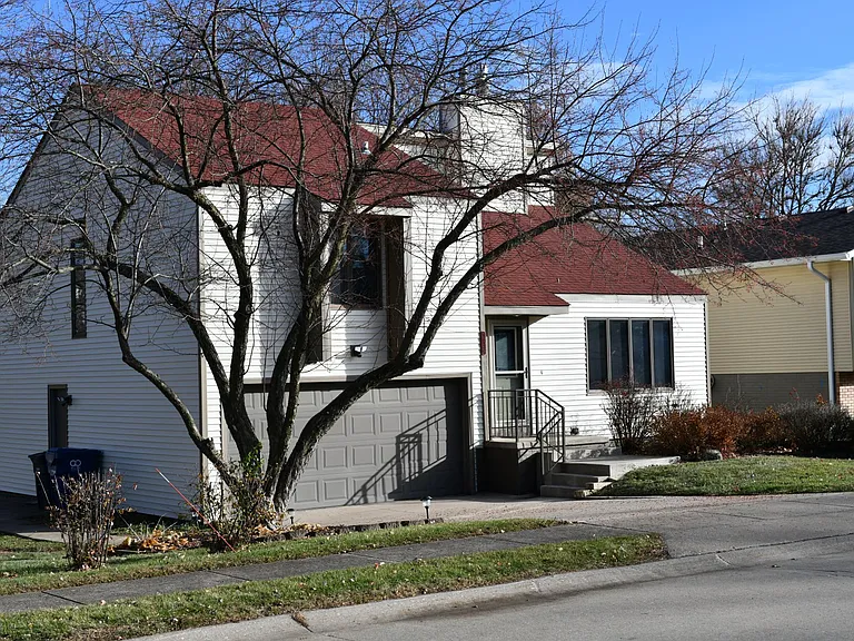 2905 Willow Dr — Photo 2