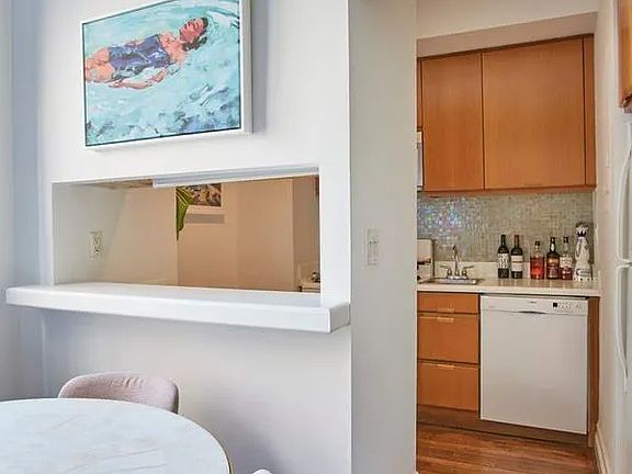 4th image of 7 Gramercy Park W #5A