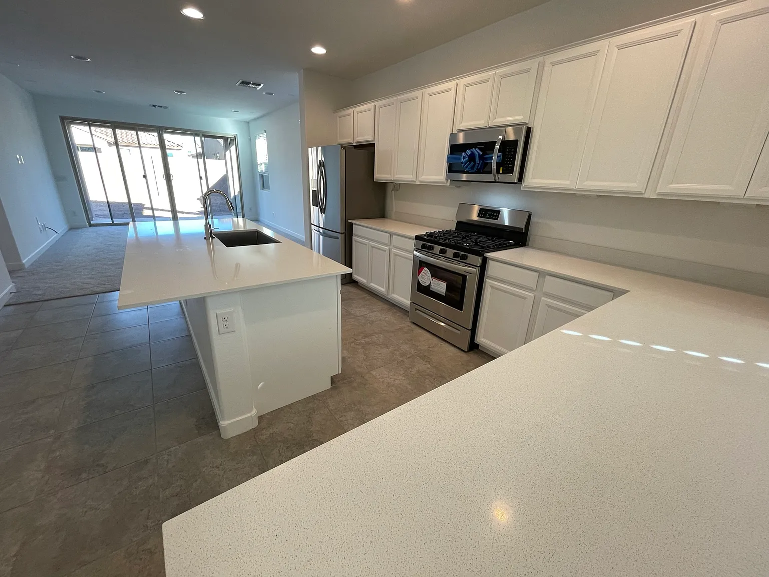 3 bed, 1650 sqft, $2,200 — Photo 2