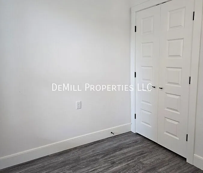 1740 W Olive St — Photo 8