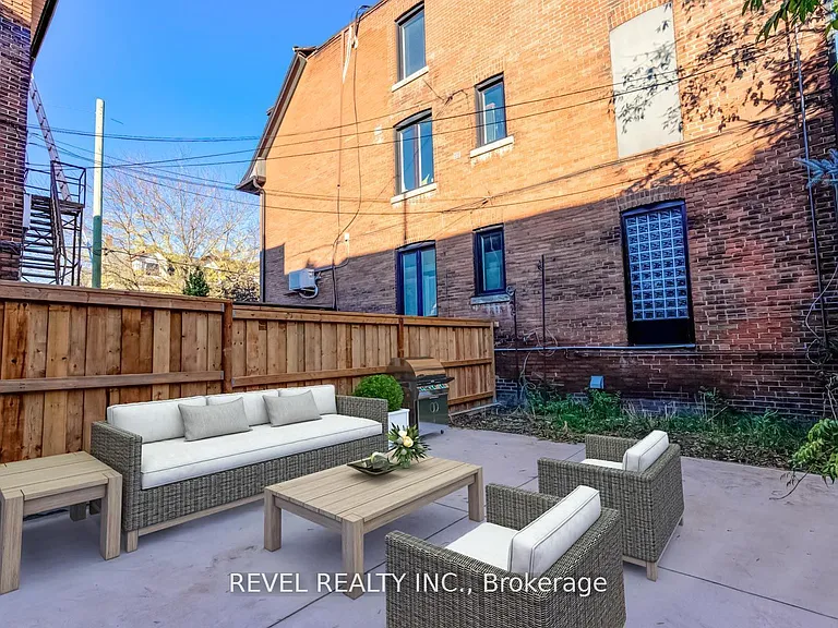 1064 College St #BASEMENT — Photo 10