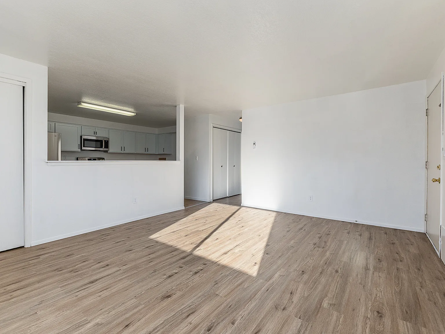 2 bed, 884 sqft, $1,800 — Photo 2