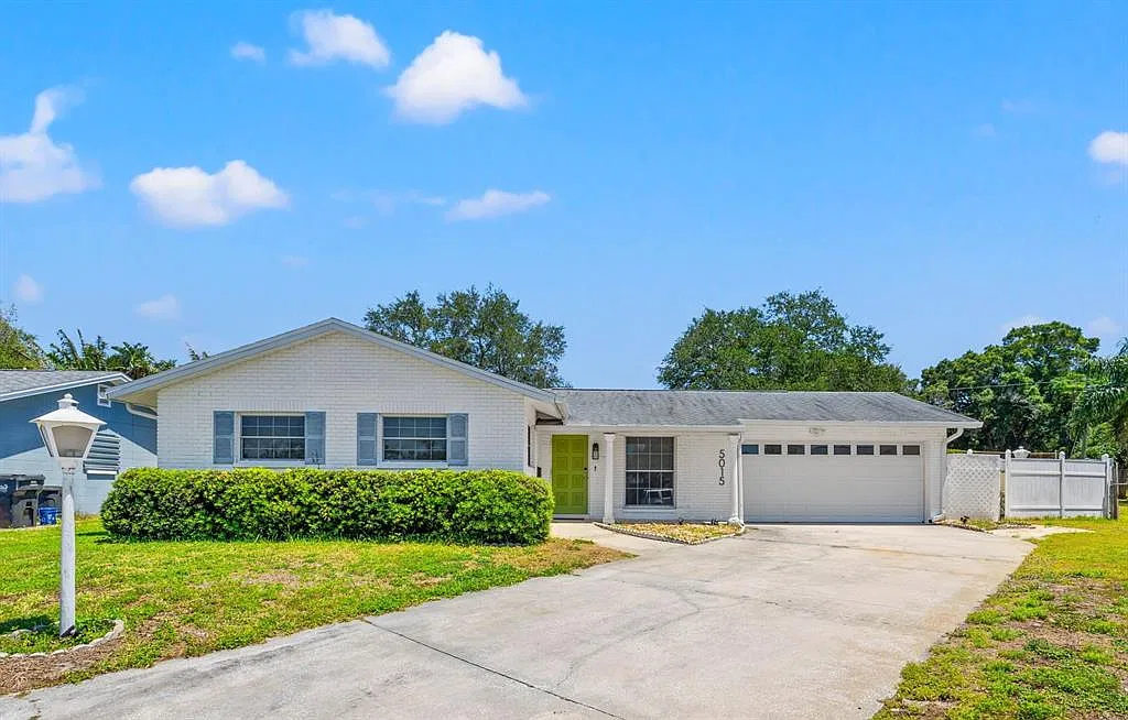 3 bed, 2.0 bath, 1379 sqft, $3,200 — Photo 2
