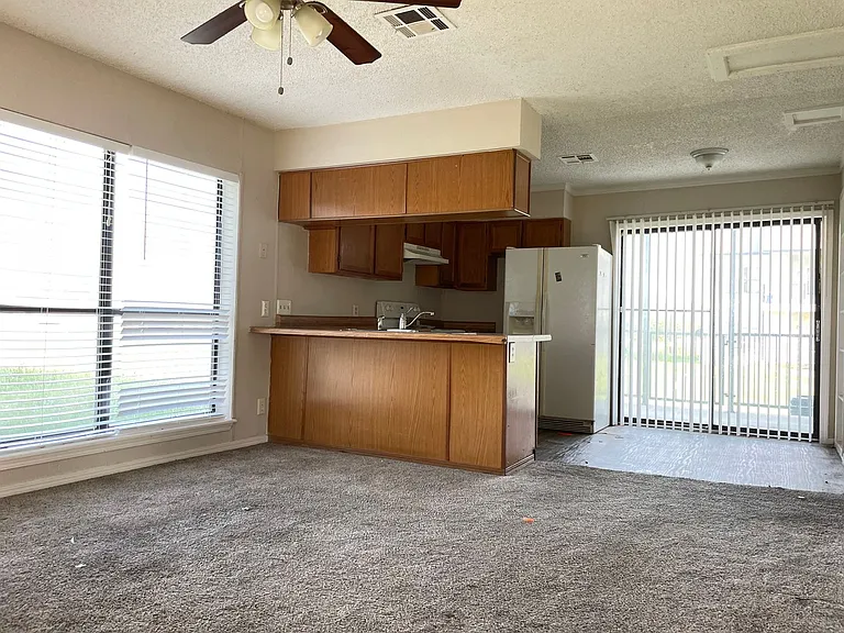 2 Bedroom 2 Bath Apartment w/ Washer and Dryer Connections — Photo 2