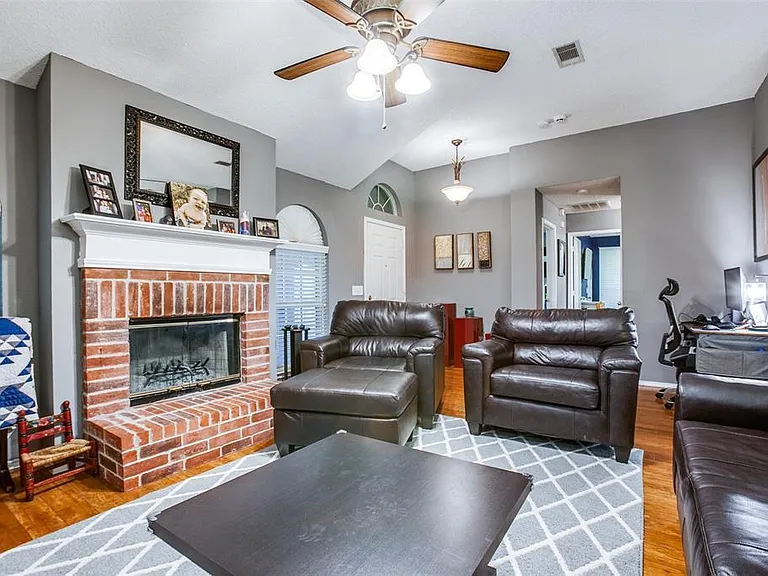 1309 Aspen Ln — Photo 3