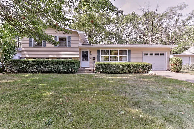 1505 Cambridge Dr photo 1