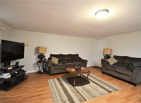 3rd image of 122 Clunie Ave