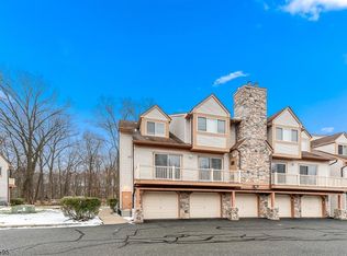 18 Woods Edge Dr, Succasunna, NJ 07876