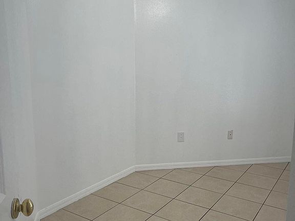 4th image of 1582 Pier St