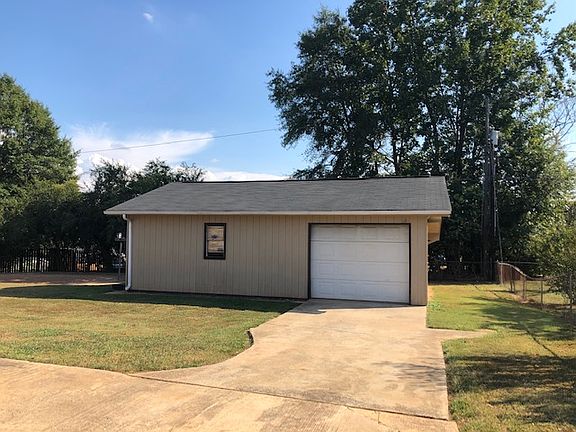 3rd image of 702 Windwood Dr