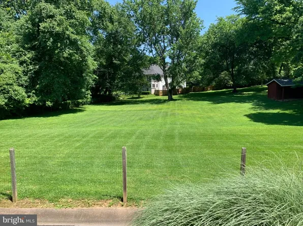 10404 Samaga Dr, Oakton, VA 22124