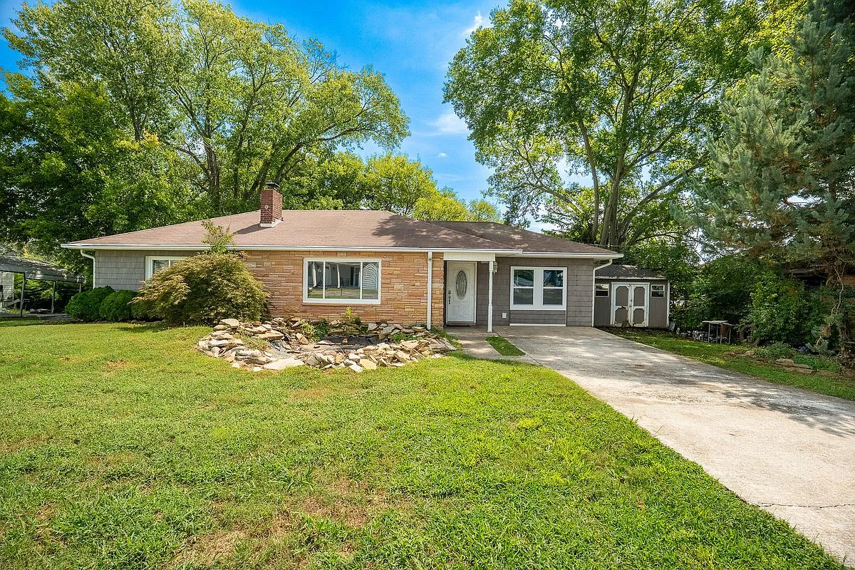 3 bed, 2.0 bath, 1326 sqft, $2,000 — Photo 1