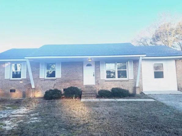 29 Iris Cir, Spring Lake, NC 28390