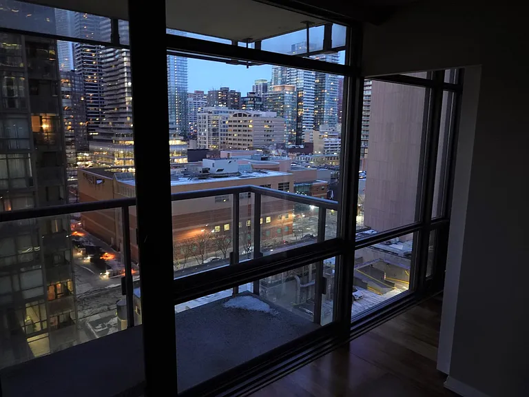 38 Grenville St #1009 — Photo 8