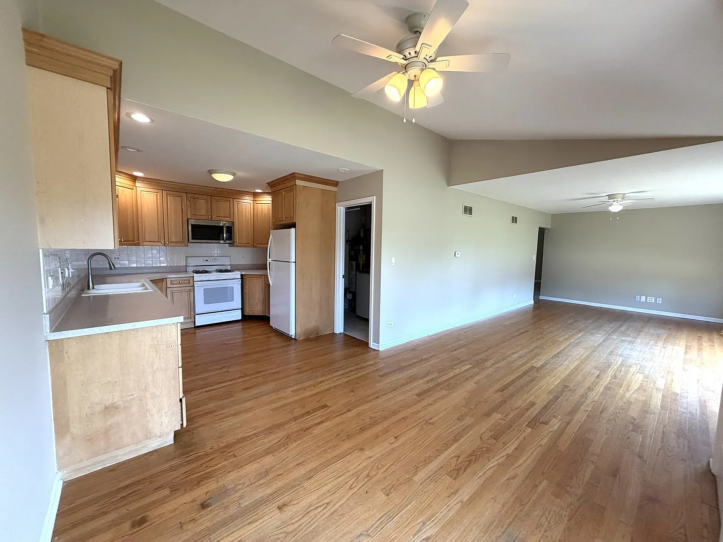 3 bed, 1160 sqft, $2,700 — Photo 4
