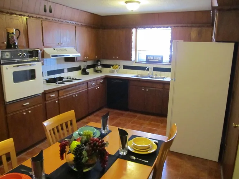 1417 Hollywood Ave — Photo 3