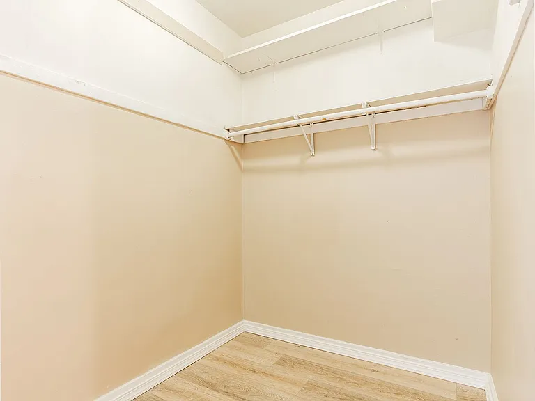 Spacious Units in a Vintage Brick Building- Walk to Seattle Center, Shops,and Restaurants! — Photo 4