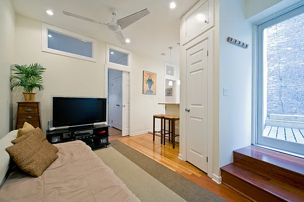 Rented by CORE | media 9