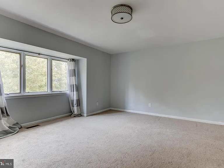 107 Montrose Ave — Photo 13