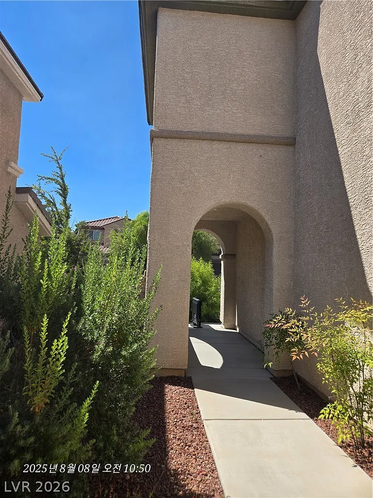 3 bed, 2.5 bath, 2031 sqft, $2,200 — Photo 2
