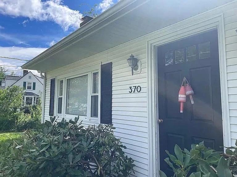 2 bed, 1.0 bath, 1036 sqft, $3,200 — Photo 2