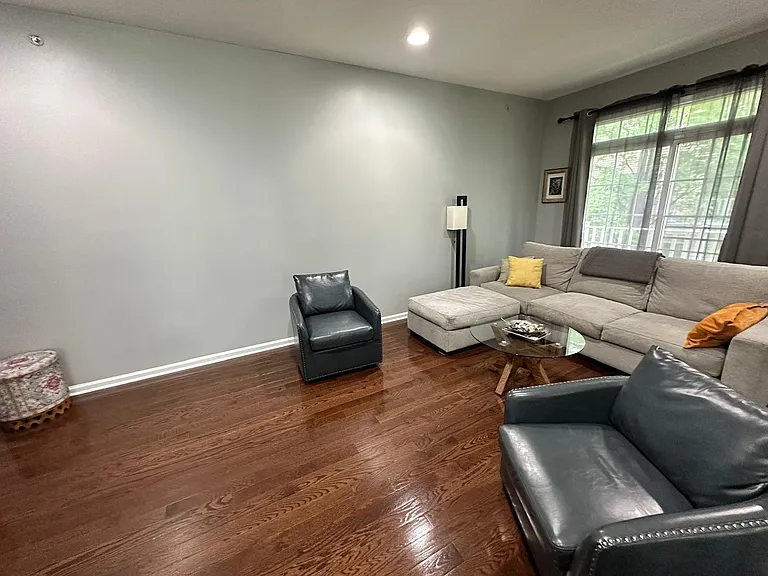 8 Carpenter Ct — Photo 2