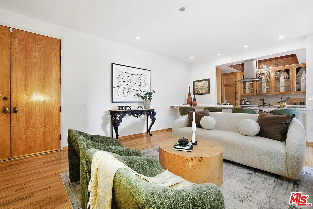 2 bed, 2.0 bath, 1063 sqft, $5,500 — Photo 4