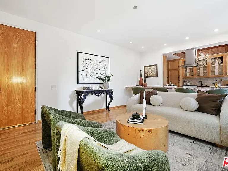 612 S Barrington Ave #213 — Photo 4