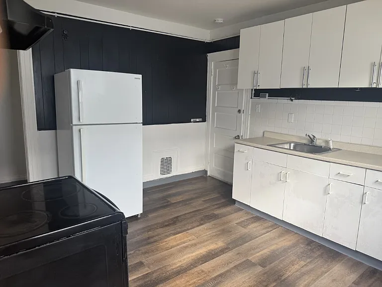 915-917 Burnside Ave #2 — Photo 6